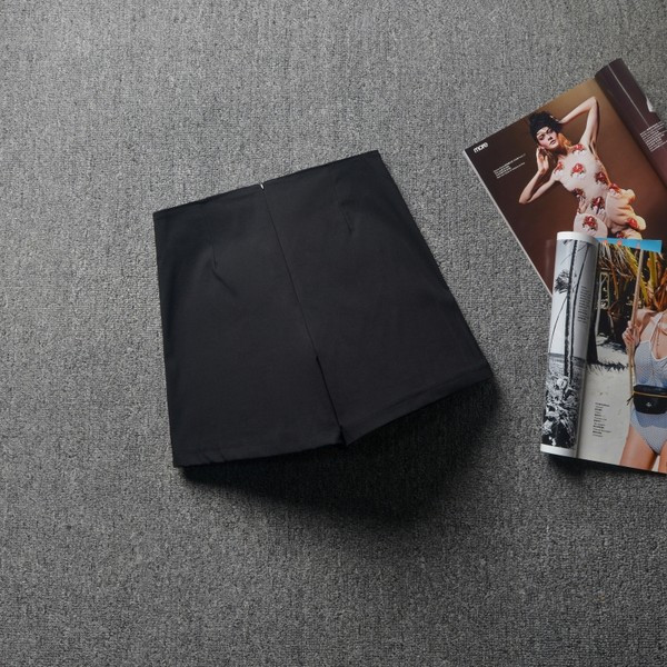 Γυναικείο σορτς με διακοσμητικά κουμπιά