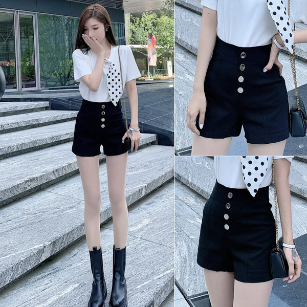 Γυναικείο σορτς με διακοσμητικά κουμπιά