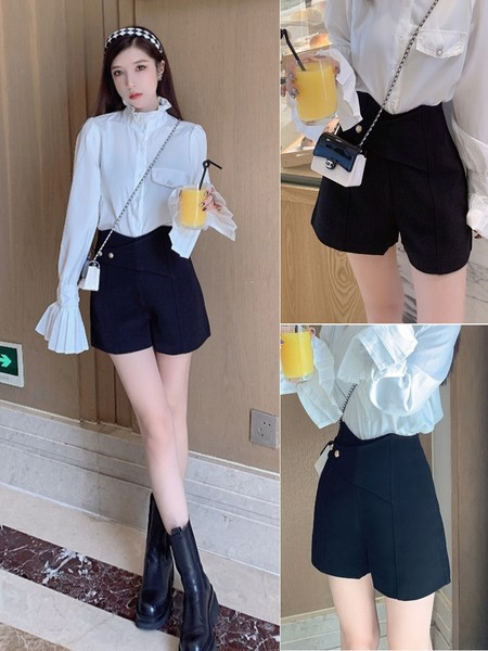 Γυναικείο σορτς με ασύμμετρο κούμπωμα