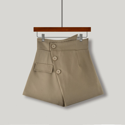 Uus asümmeetrilise kinnitusega naiste lühikeste pükste mudel