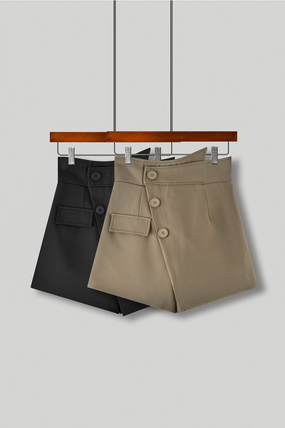 Uus asümmeetrilise kinnitusega naiste lühikeste pükste mudel