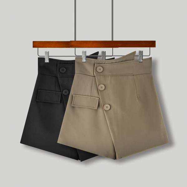 Uus asümmeetrilise kinnitusega naiste lühikeste pükste mudel