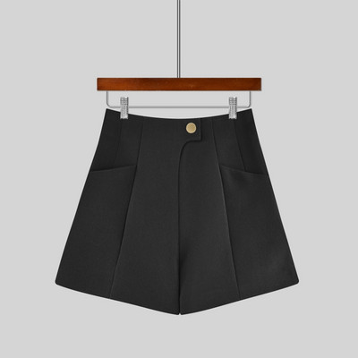 Γυναικείο μοντέρνο σορτς με τσέπες και κούμπωμα με φερμουάρ και κουμπί