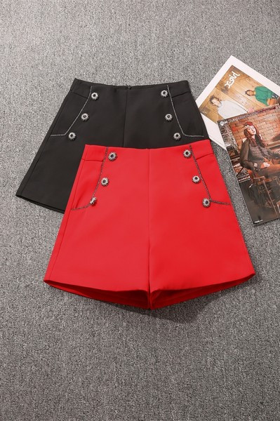 Dekoratiivsete nööpidega naiste lühikesed püksid