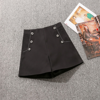 Dekoratiivsete nööpidega naiste lühikesed püksid