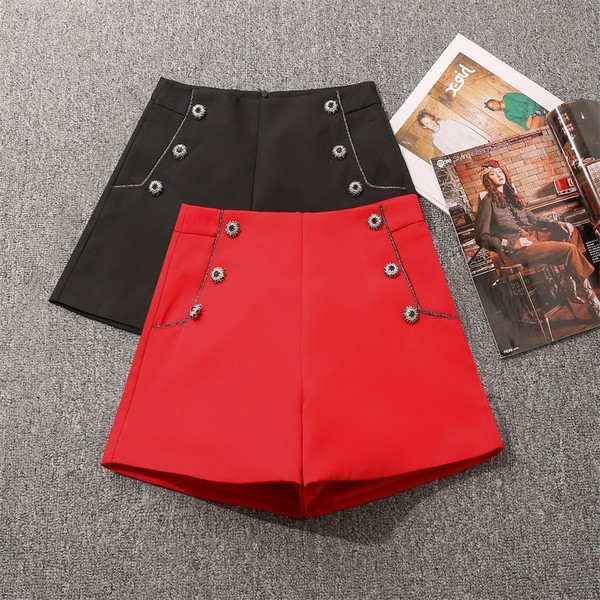 Dekoratiivsete nööpidega naiste lühikesed püksid