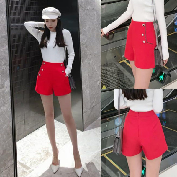 Dekoratiivsete nööpidega naiste lühikesed püksid