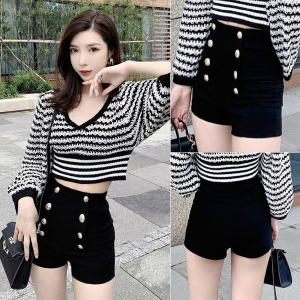 Νέο μοντέλο γυναικείου σορτς με κουμπιά - μαύρο χρώμα