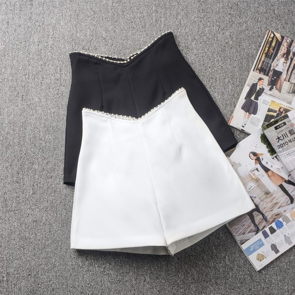 Kõrge vöökohaga ja pärlitega naiste lühikesed püksid