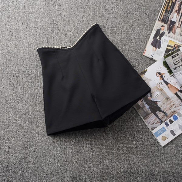 Kõrge vöökohaga ja pärlitega naiste lühikesed püksid