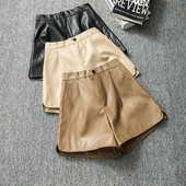 Γυναικείο σορτς από συνθετικό δέρμα με σκίσιμο