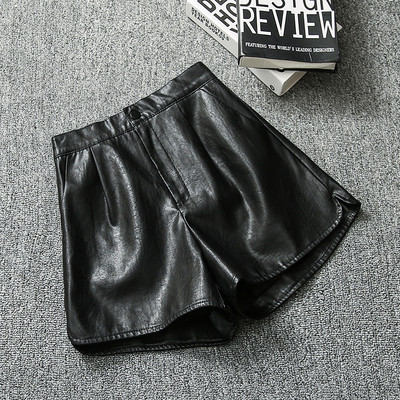 Γυναικείο σορτς από συνθετικό δέρμα με σκίσιμο