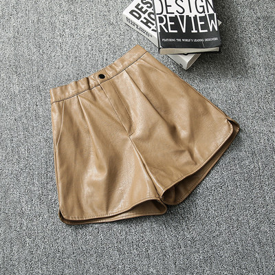 Γυναικείο σορτς από συνθετικό δέρμα με σκίσιμο