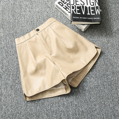 Γυναικείο σορτς από συνθετικό δέρμα με σκίσιμο