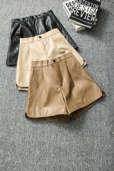 Γυναικείο σορτς από συνθετικό δέρμα με σκίσιμο