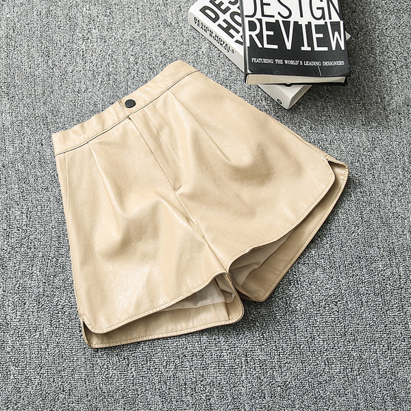 Γυναικείο σορτς από συνθετικό δέρμα με σκίσιμο