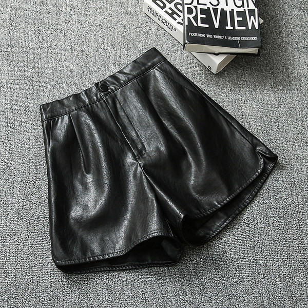 Γυναικείο σορτς από συνθετικό δέρμα με σκίσιμο