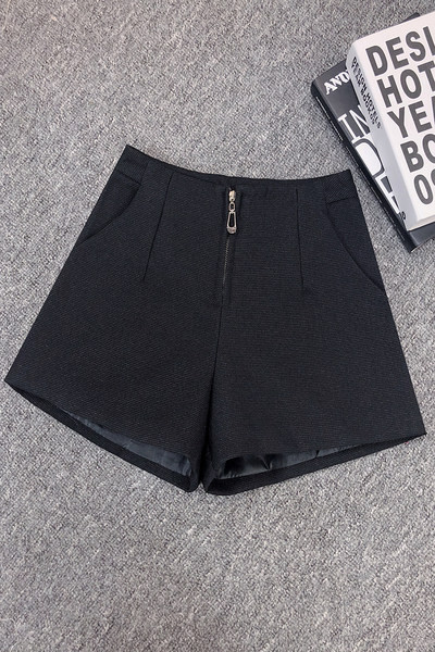 Moodsad naiste lühikesed püksid lukuga-must värvi