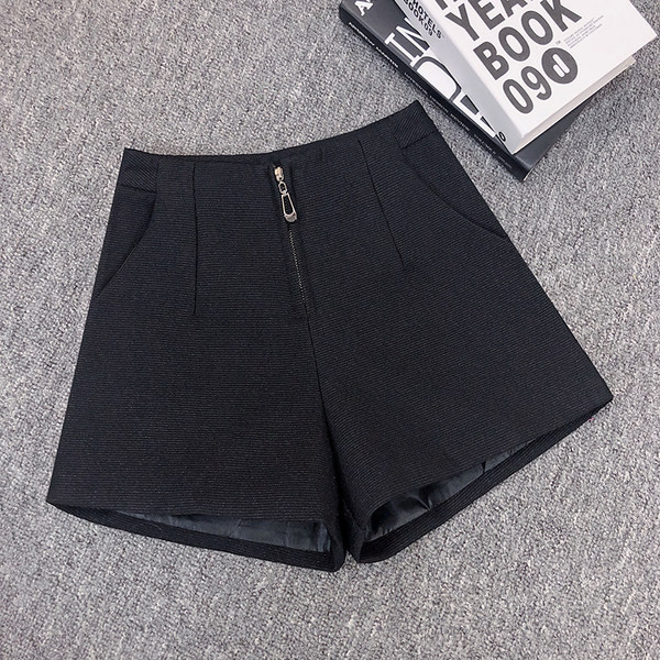 Moodsad naiste lühikesed püksid lukuga-must värvi