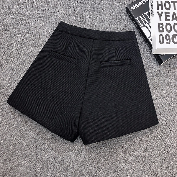 Moodsad naiste lühikesed püksid lukuga-must värvi