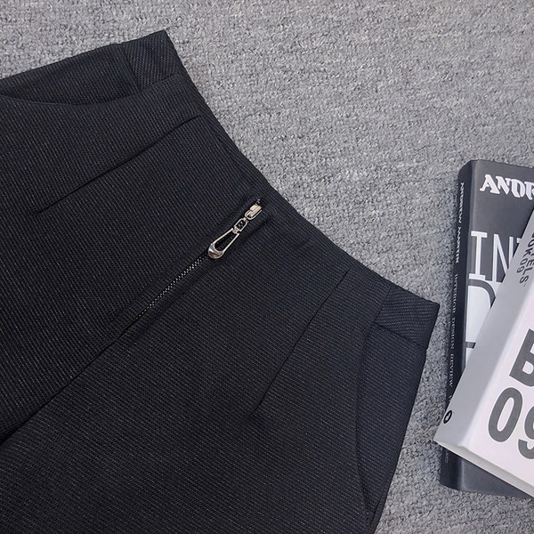 Moodsad naiste lühikesed püksid lukuga-must värvi