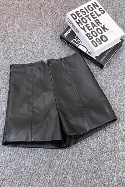 Γυναικείο σορτς από οικολογικό δέρμα και φερμουάρ