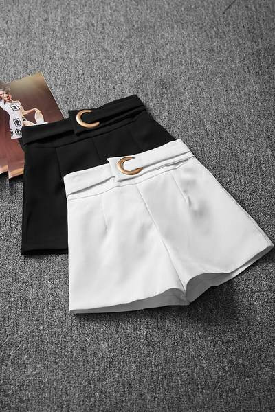 Γυναικείο σορτς με μεταλλική διακόσμηση και ψηλόμεσο