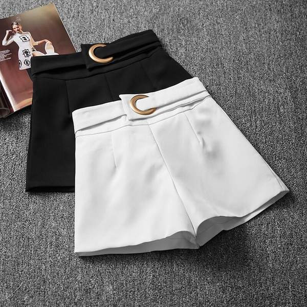 Γυναικείο σορτς με μεταλλική διακόσμηση και ψηλόμεσο