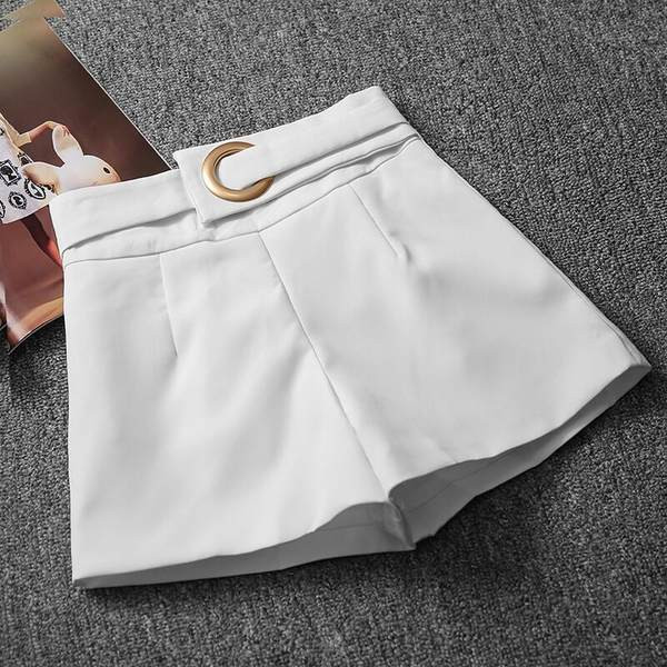 Γυναικείο σορτς με μεταλλική διακόσμηση και ψηλόμεσο