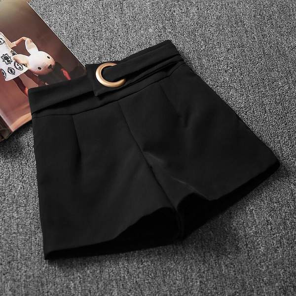 Γυναικείο σορτς με μεταλλική διακόσμηση και ψηλόμεσο