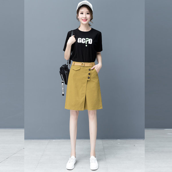 Γυναικείο σορτς με κουμπιά και ζώνη