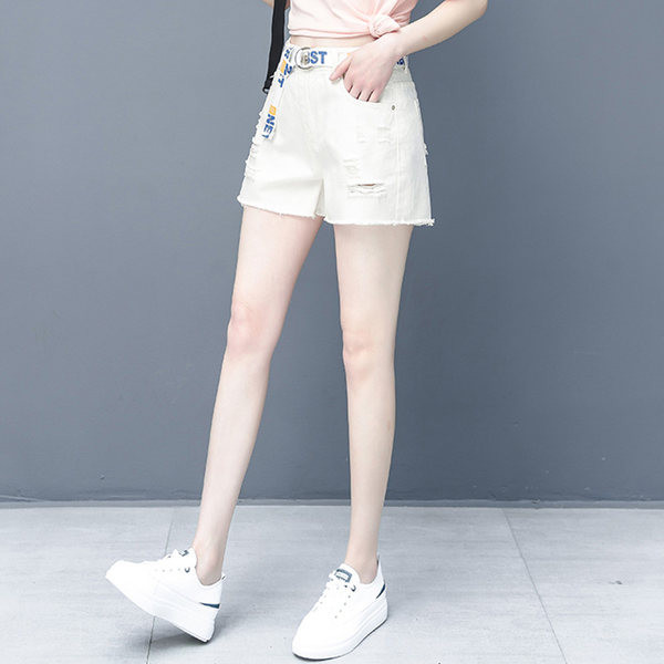 Lühikesed rebenenud motiividega teksad naistele