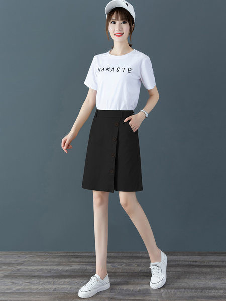 Γυναικείο σορτς με κουμπιά σε δύο χρώματα