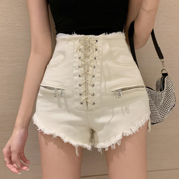 Ženske kratke hlače s visokim vezanjem u struku i poderanim motivima