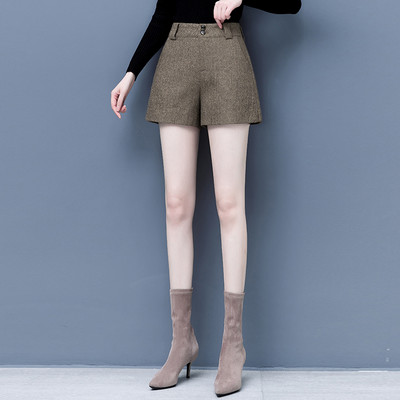 Lihtne naiste lühikeste pükste mudel