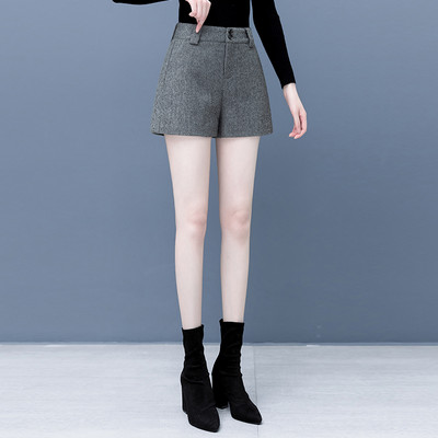 Lihtne naiste lühikeste pükste mudel