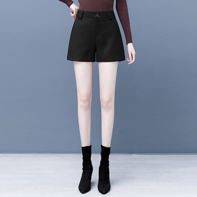 Lihtne naiste lühikeste pükste mudel