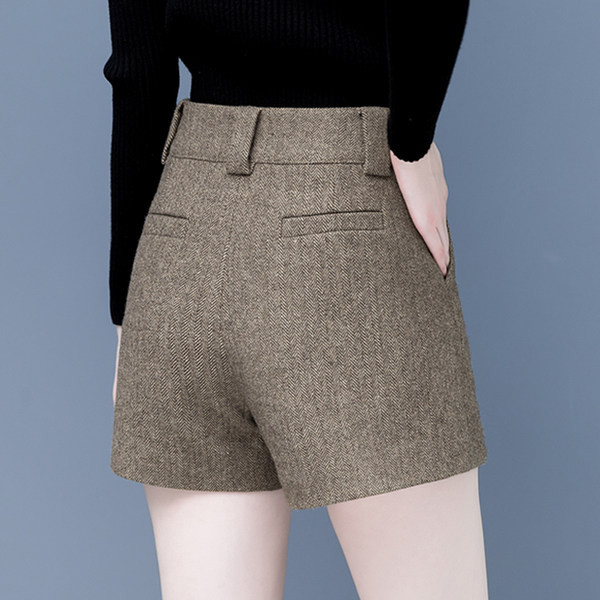 Lihtne naiste lühikeste pükste mudel