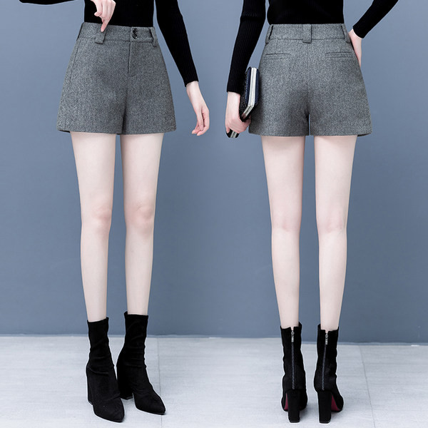 Lihtne naiste lühikeste pükste mudel