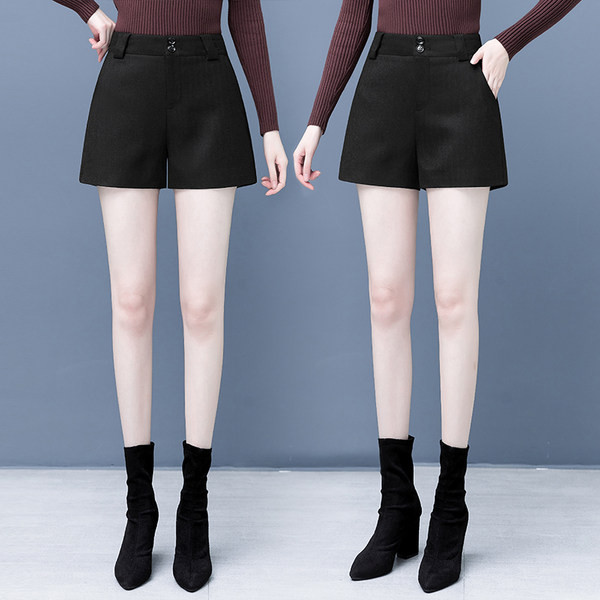 Lihtne naiste lühikeste pükste mudel