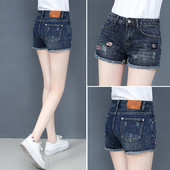 Γυναικείο τζιν σορτς με απλικέ και τσέπες