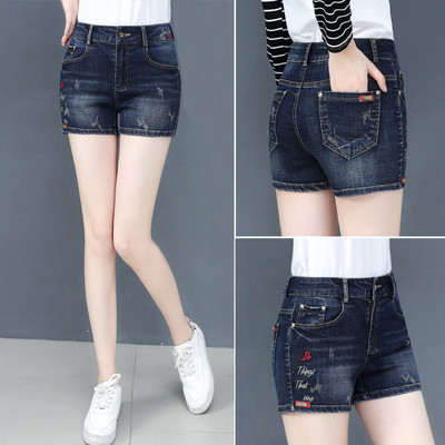 Γυναικείο τζιν σορτς με απλικέ και τσέπες