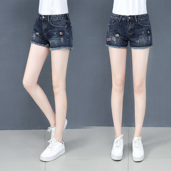 Γυναικείο τζιν σορτς με απλικέ και τσέπες