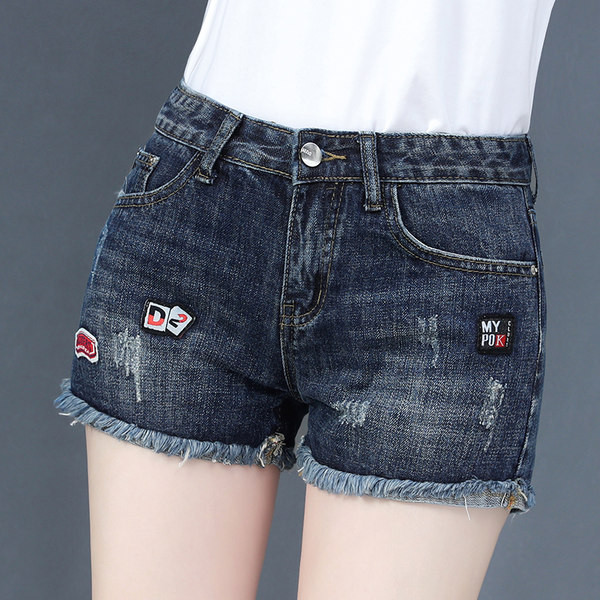 Γυναικείο τζιν σορτς με απλικέ και τσέπες
