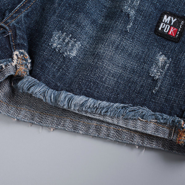 Γυναικείο τζιν σορτς με απλικέ και τσέπες