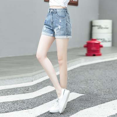 Γυναικείο σορτς με απλικέ και σκισμένα μοτίβα