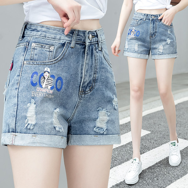 Γυναικείο σορτς με απλικέ και σκισμένα μοτίβα