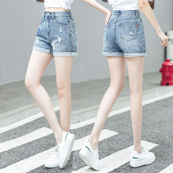 Γυναικείο σορτς με απλικέ και σκισμένα μοτίβα