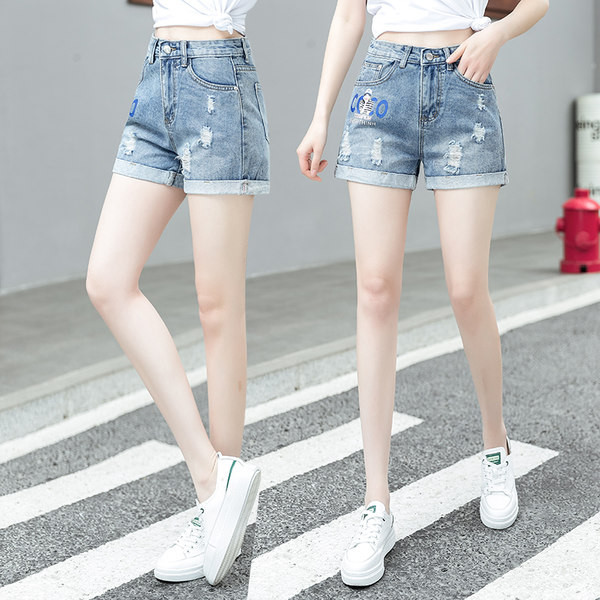 Γυναικείο σορτς με απλικέ και σκισμένα μοτίβα