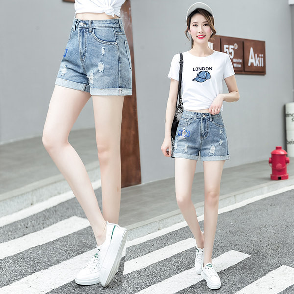 Γυναικείο σορτς με απλικέ και σκισμένα μοτίβα